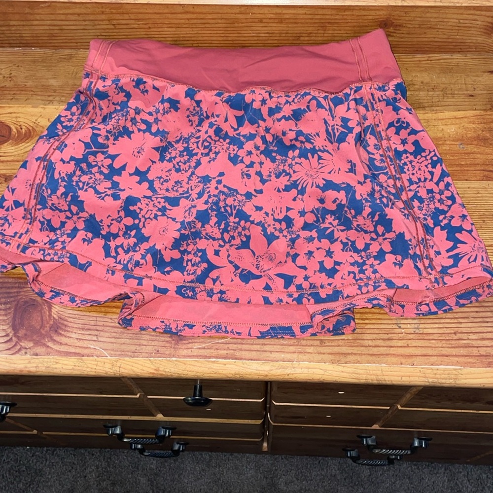 Size 4 reg MR or LR red and navy pace rival skirt